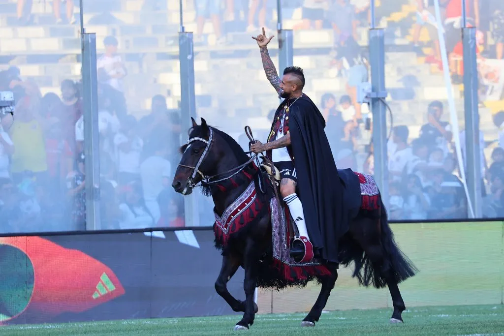 Arturo Vidal recibió una gran bienvenida en el Estadio Monumental el 1 de febrero. Llegó en helicóptero y recorrió la cancha montando un caballo con accesorios de rey. (Foto: Marcelo Hernández/Photosport)