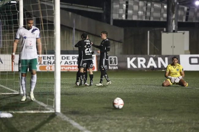 Colo Colo venció por 1-0 a Deportes Puerto Montt en el sintético del Chinquihue. (Foto: Nicolás Klein/Photosport)