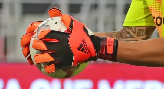 Los guantes de Brayan Cortés con un emotivo homenaje al histórico Claudio Bravo