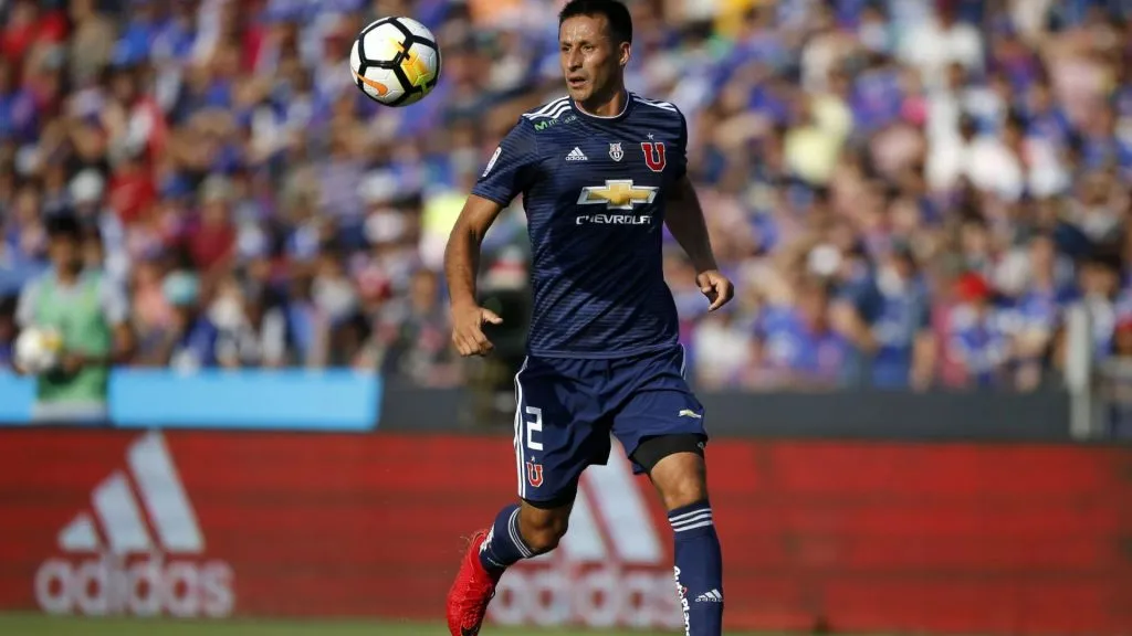 Al jugar en Colo Colo, siempre fue rechazado por el hincha (Getty Images)