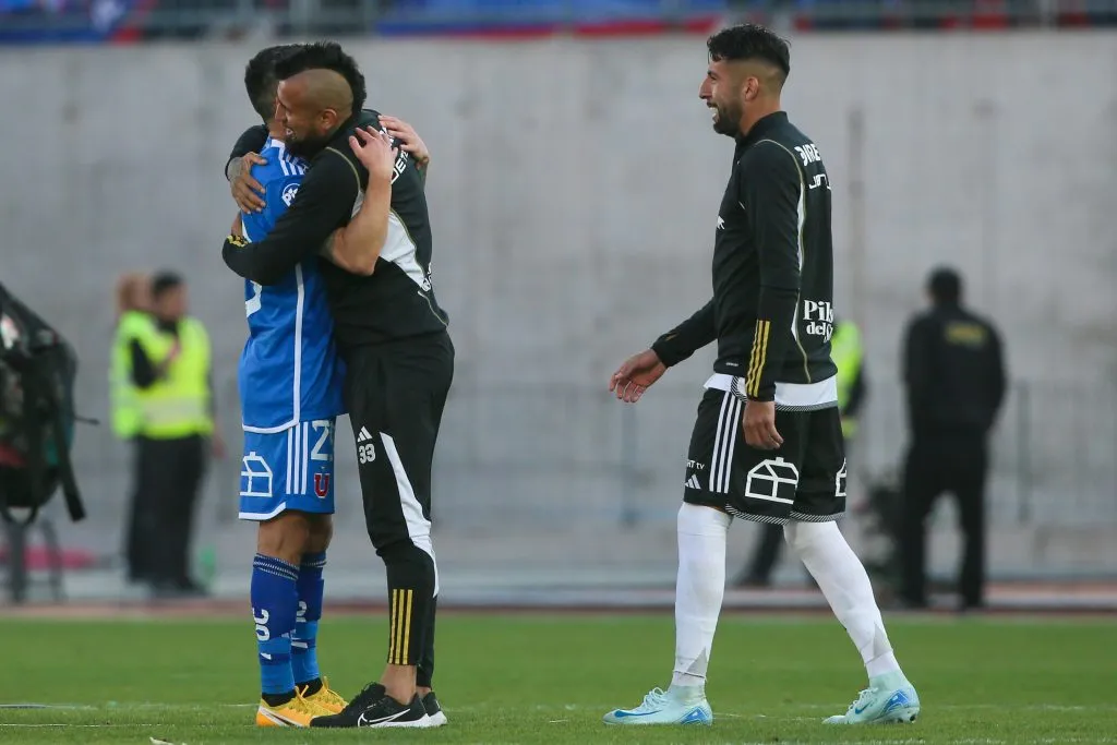 Aránguiz y Vidal se dieron un fraterno abrazo en el Superclásico del fútbol chileno | FOTO: Jonnathan Oyarzun/Photosport