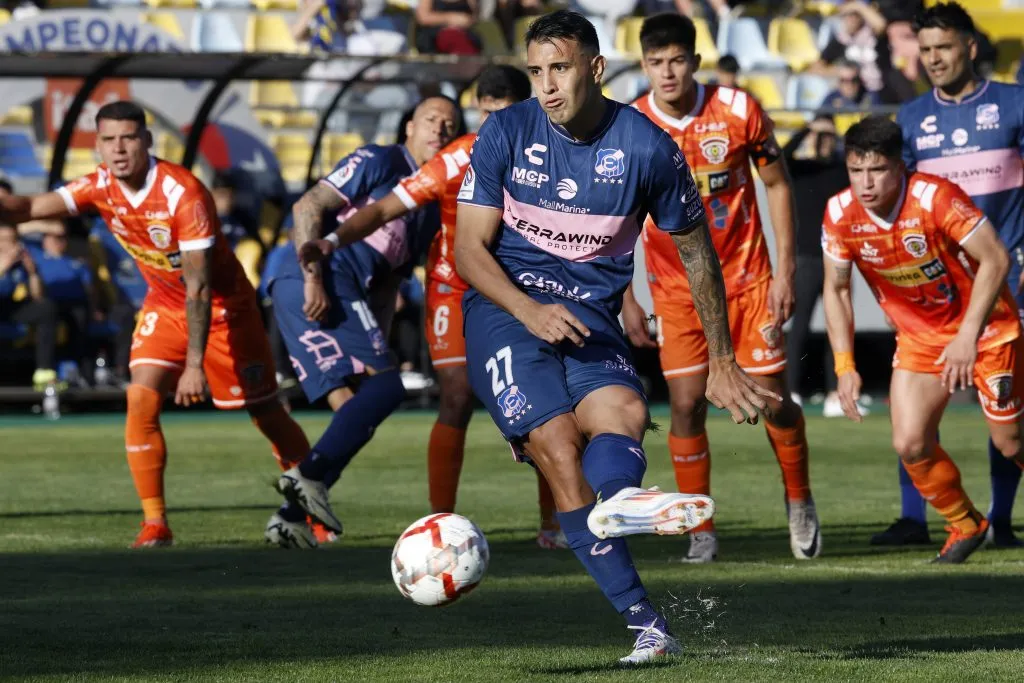 Contreras lucha palmo a palmo con Zampedri por ser el goleador del fútbol chileno | FOTO: Martin Thomas/Photosport
