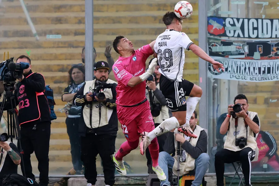 Castillo y el penal que le cometió a Paiva. | Foto: Photosport