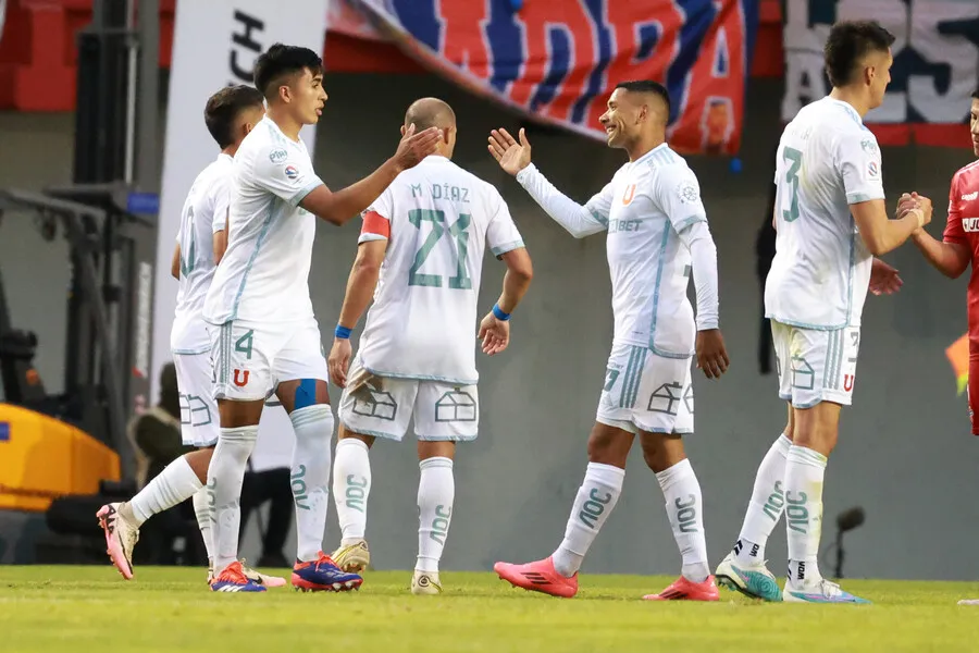 Algunas figuras podrían partir de la U | Foto: Photosport