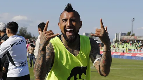 Arturo Vidal celebra el triunfo de Colo Colo en el Tribunal de Disciplina. (Foto: Felipe Zanca/Photosport)