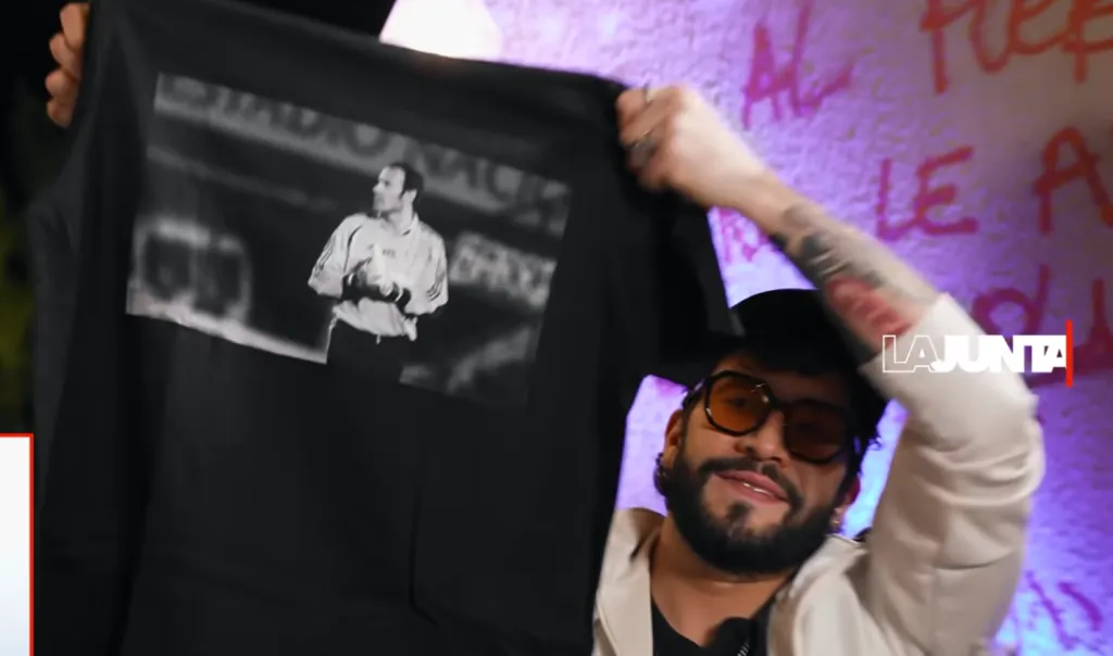 Edo Caroe mostrando la polera con la imagen de Sergio Vargas | FOTO: Captura