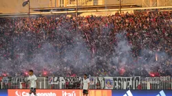 Árbitro informa lanzamiento de fuegos artificiales en partido de Colo Colo. (Foto: Photosport)
