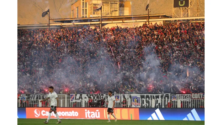 Árbitro informa lanzamiento de fuegos artificiales en partido de Colo Colo. (Foto: Photosport)