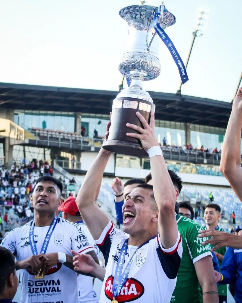 Benjamín Inostroza alzó el título de Segunda División. Es formado en Universidad de Chile. (Foto: Deportes Melipilla).