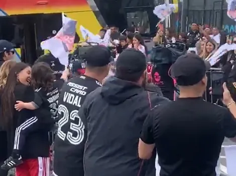 La ESPECIAL bienvenida que recibió el plantel albo en su llegada al Monumental