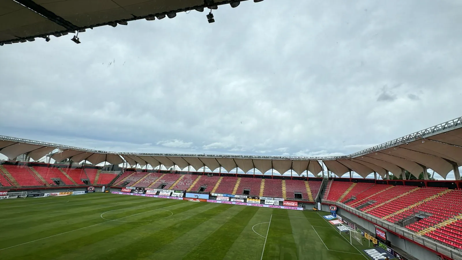 Así luce la cancha del Estadio Nelson Oyarzún. Albergará el duelo entre Universidad de Chile y Ñublense.