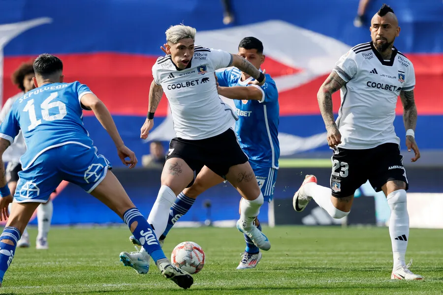 Colo Colo y la U pelean dentro y fuera de la cancha. | Foto: Photosport