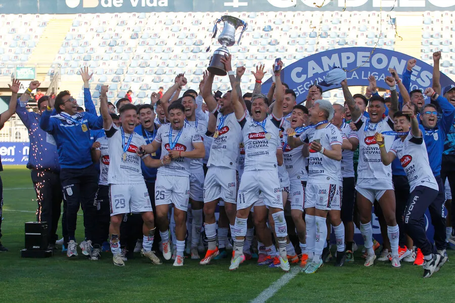 Ovalle, de cabello blanco, pasó por Colo Colo. | Foto: Photosport