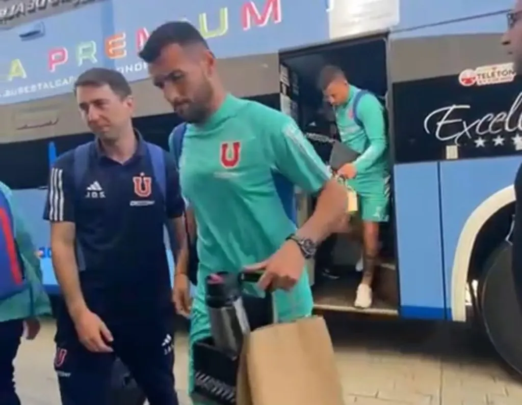 La llegada de la U al hotel en Chillán (Captura La Magia Azul)