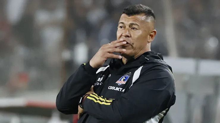 Jorge Almirón es acusado de dar instrucciones en el partido entre Huachipato y Colo Colo. Estaba castigado.
