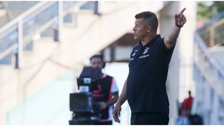 Jorge Almirón no tiene en mente a Ángelo Sagal para Colo Colo
