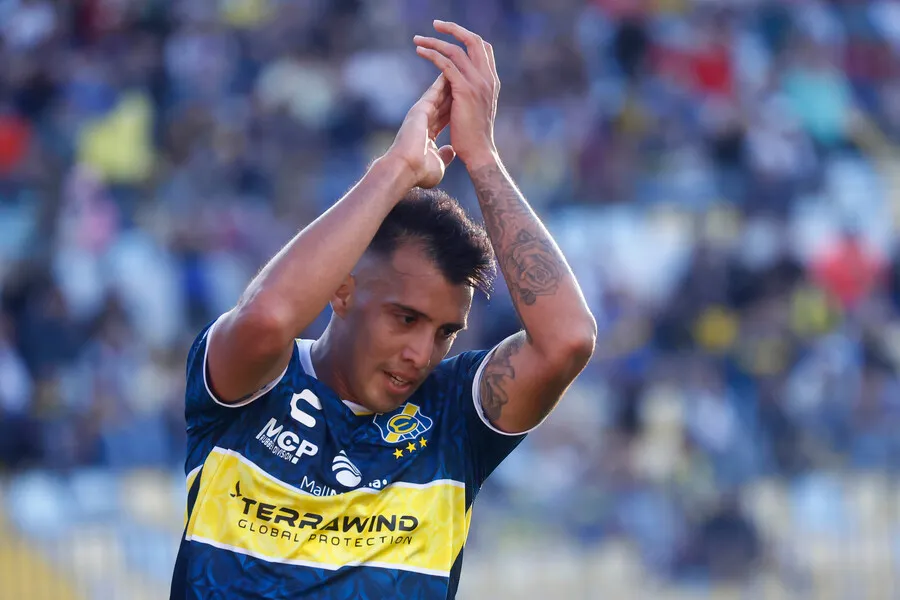 A Toro también, le gusta el Tucu Contreras (Photosport)