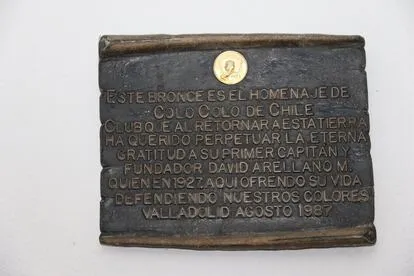 Placa de Colo Colo en homenaje a David Arellano en el estadio del Real Valladolid.