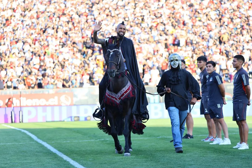 Arturo Vidal llegó en helicóptero y recorrió la cancha del Monumental a caballo en su presentación en Colo Colo. (Foto: Marcelo Hernández/Photosport)