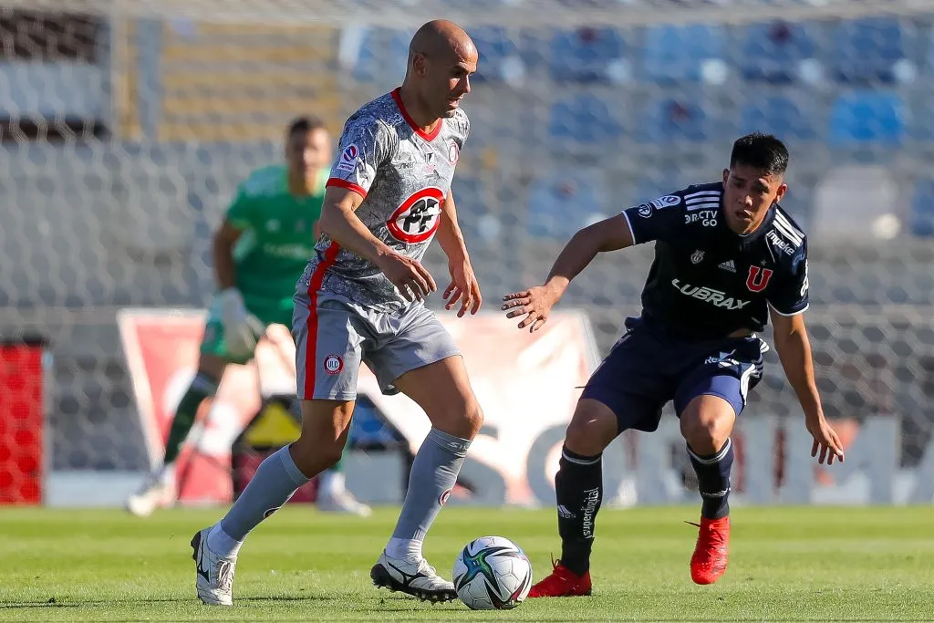 Sebastián Sáez pudo hundir a Universidad de Chile, pero su remate estrelló en el travesaño.