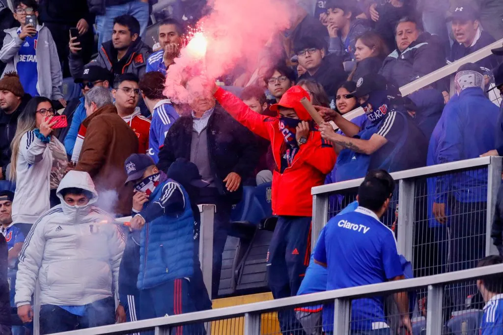 Graves incidentes empañaron el Clásico Universitario de 2023. | Foto: Photosport