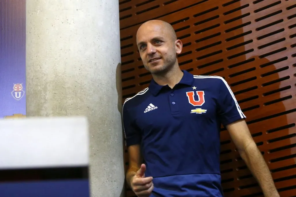 Gustavo Lorenzetti cree que la U debe reforzarse con un 9 de jerarquía.  (Foto: Photosport)