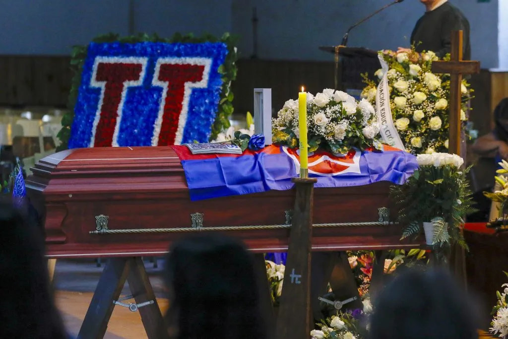 Los restos del ex Presidente del club deportivo Universidad de Chile, Rene Orozco, son velados en la Iglesia Los Dominicos | FOTO: Sebastian Nanco/Aton Chile