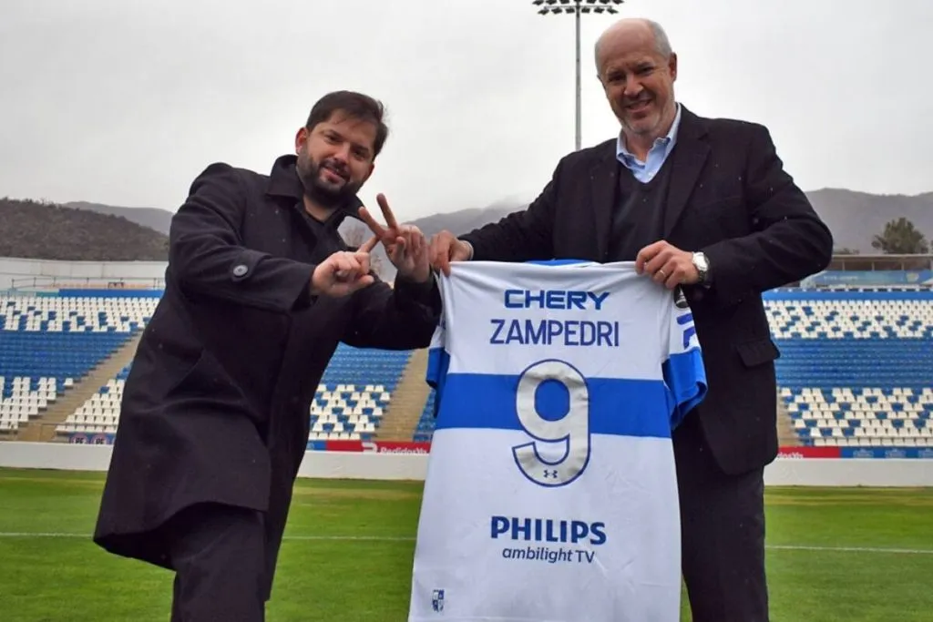 Gabriel Boric en el viejo San Carlos de Apoquindo junto a Juan Tasgle | FOTO: Los Cruzados