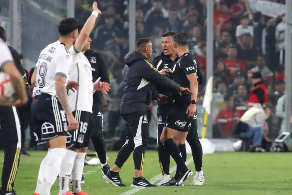 El descontrol de Jorge Almirón en el clásico entre Colo Colo y la UC. | Foto: Photosport