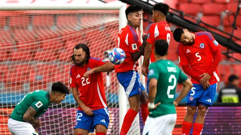 Jugador de la Selección Chilena recibe potente defensa de su entrenador.