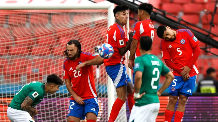 Jugador de la Selección Chilena recibe potente defensa de su entrenador.