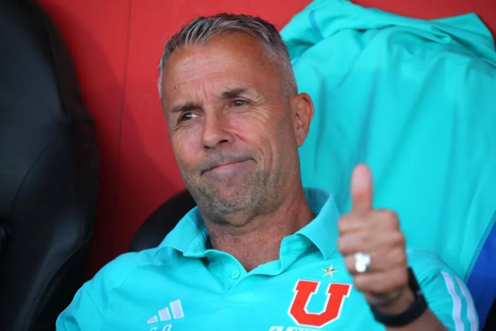 Gustavo Álvarez, el hombre que tendrá que tomar decisiones importantes en la U 2025 (Photosport)