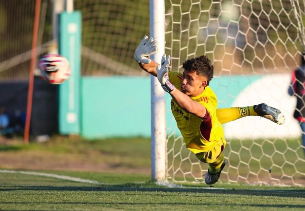 Eduardo Villanueva brilló en la definición del fútbol joven. (Foto: @colocolooficial)