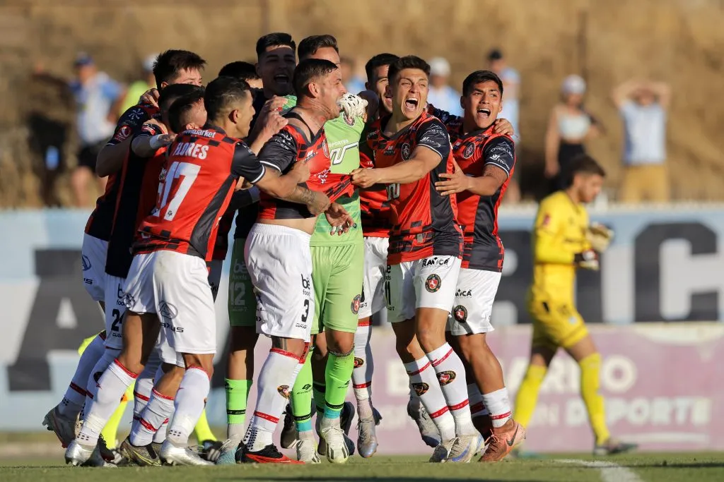 El plantel del conjunto de la Primera B solo irradia felicidad | FOTO: Javier Torres/Photosport