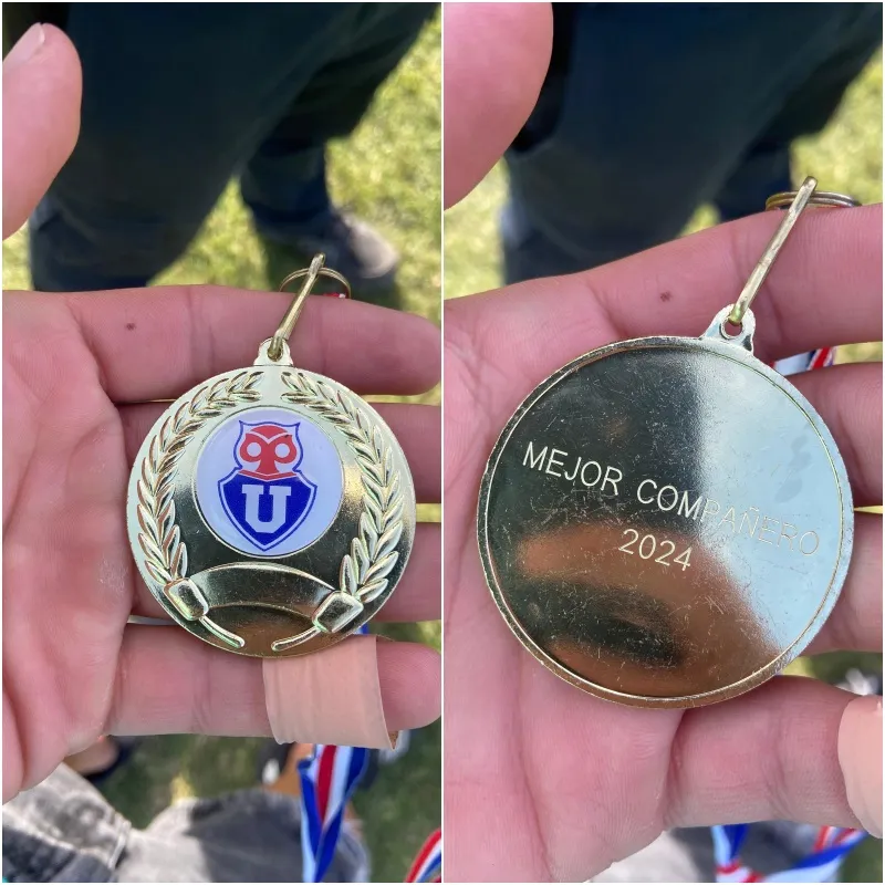 Medalla de “Mejor compañero 2024” que se ganó Benjamín (Archivo)