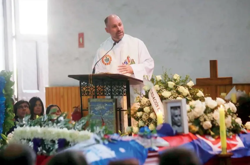 El padre José Francisco Yuraszeck presidiendo la misa fúnebre de René Orozco (LUN)