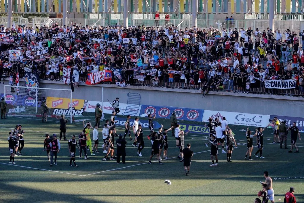 El bolsillo del hincha albo sufrirá el 2025. | Foto: Photosport