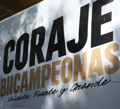 Así lucía el bus de Colo Colo en su llegada al Municipal de La Florida