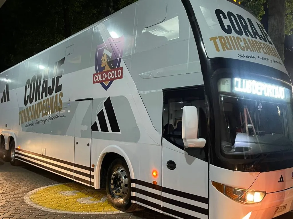 A la salida del recinto, el mismo bus contaba ya con la leyenda de “Tricampeonas”.