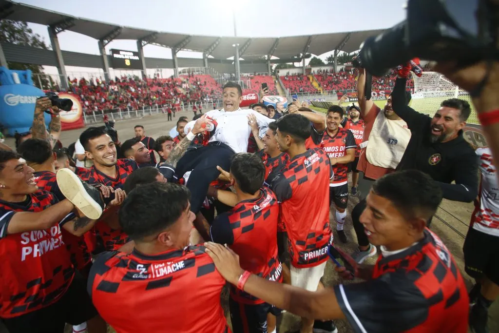A´si celebró Víctor Rivero y Deportes Limache su ascenso en Talca. (Foto: José Robles/Photosport)