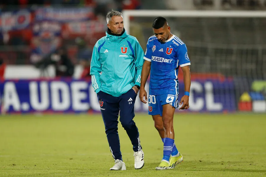 El DT quiere que siga Palacios, no así la dirigencia ¿Quién ganará? (Photosport)