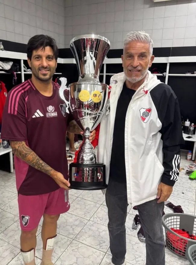 Omar Labruna posando con el trofeo tras ganar el Duelo de Leyendas con River Plate.