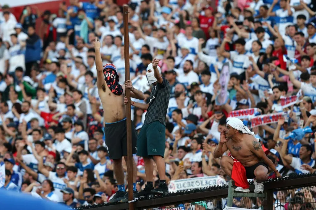 Los hinchas de la UC volverán al Santa Laura en el torneo. | Foto: Photosport