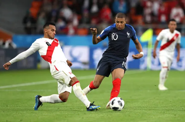 Trauco marcando a Mbappé en Rusia 2018 (Getty Images)