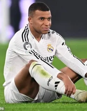 Mbappé ya lesionado en la cancha del Atalanta (Getty Images)