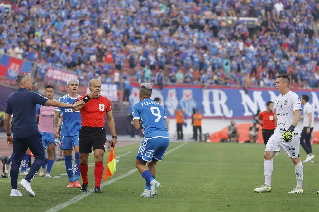 Los jugadores de la U se abalanzaron a reclamar la decisión de GilabertPepe Alvujar/Photosport