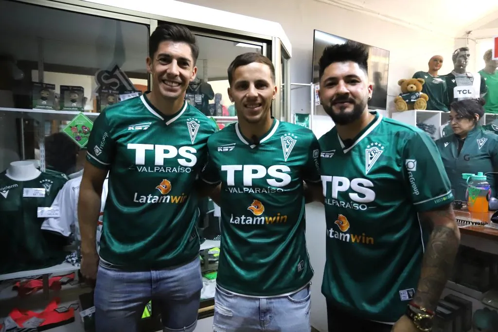 Esta es la nueva camiseta de Santiago Wanderers para la temporada 2025. (Foto: Daniel Véliz/Photosport)
