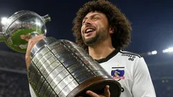 Imagen de Maximiliano Falcón levantando la Copa Libertadores creada con Grok.