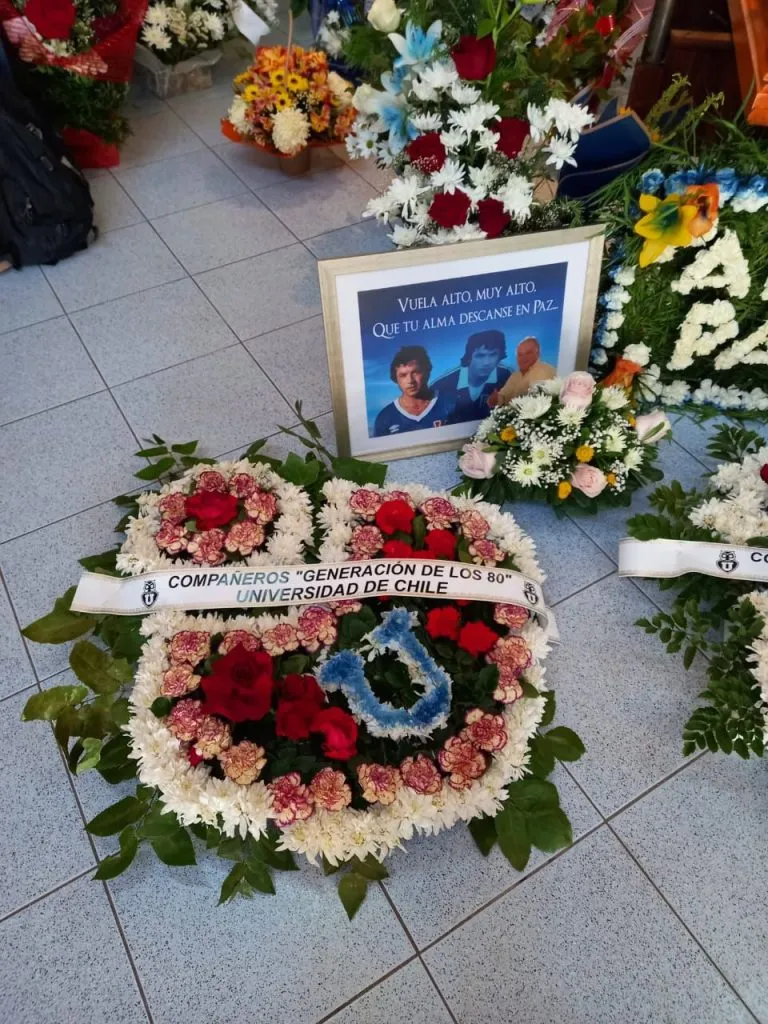 La corona de flores que adorna el descanso de Sandrino Castec (Bolavip)