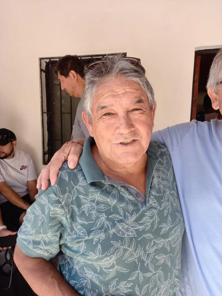 Héctor Hoffens es otro que llegó a despedir a Castec. De fondo, se ve al ex defensor Víctor Bascuñán (Bolavip)